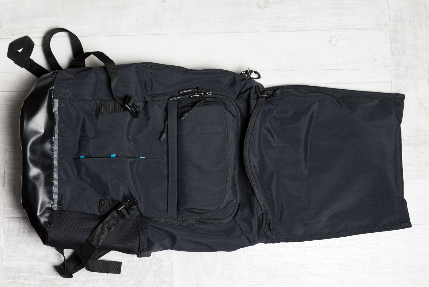 Верхнее отверстие полезно, когда вы хотите поместить что-то точно в рюкзак, например, одежду для поездки