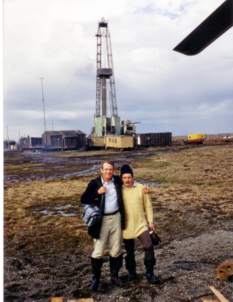 Дейв Хитволл - бывший руководитель нефтяной компании Аляски, который поймал «жука России» через Торговую палату Аляски и много раз ездил в Россию, как один из немногих бизнесменов Аляски, которые успешно работали там