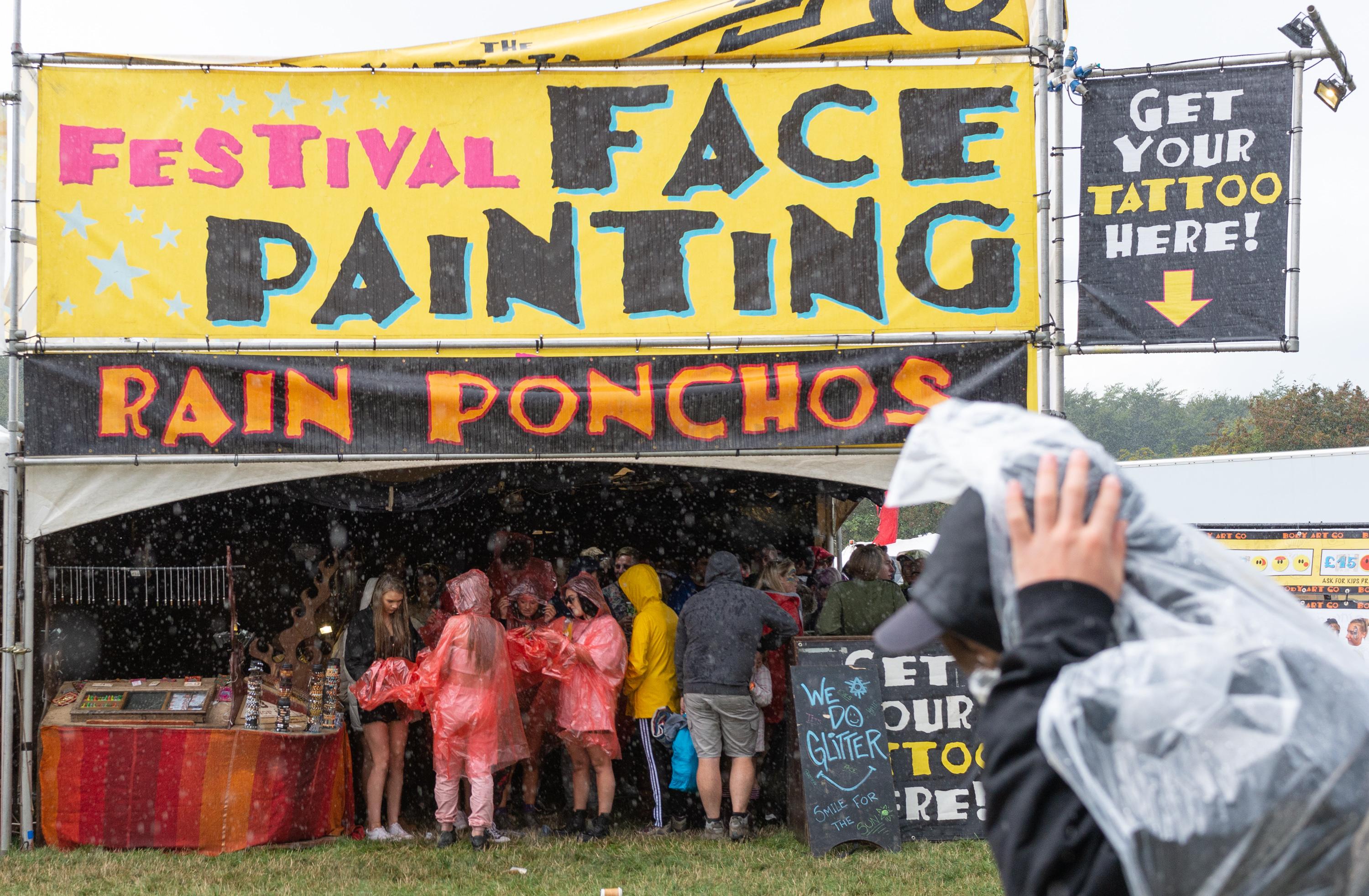 Пончо были в порядке, так как проливной дождь выпал на фестивале в Лидсе